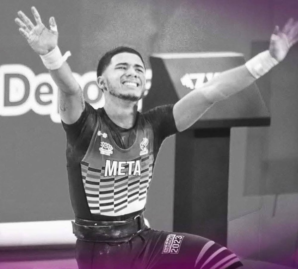 poza alb negru cu un tanar sportiv care ridica mainile in sus