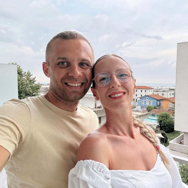 caius lungu in tricou kaki face selfie cu sotia sa cu ochelari de vedere si imbracata in alv