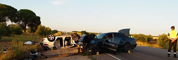 doua masini rasturnate pe sosea in urma unui accident