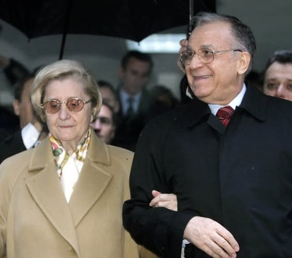 ion iliescu imbracat in palton negru cu sotia lui nina de brat imbracata in palton crem