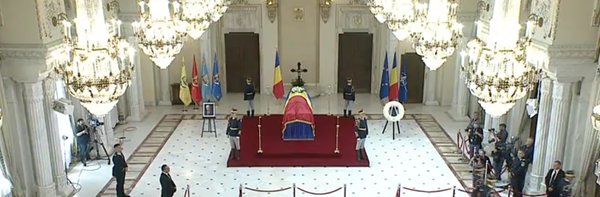 sicriul lui ion iliescu acoperit de drapelul romaniei asezat in sala unirii