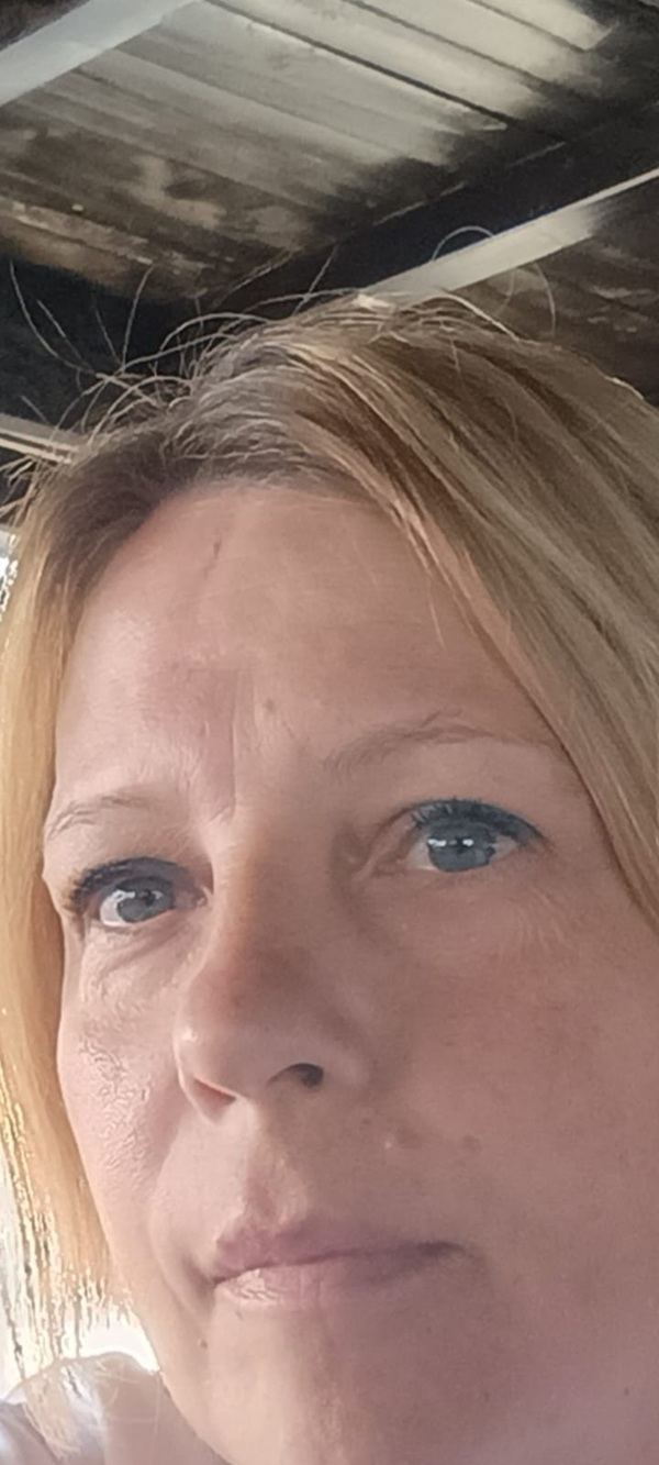 femeie blonda cu ochi albastri priveste inainte