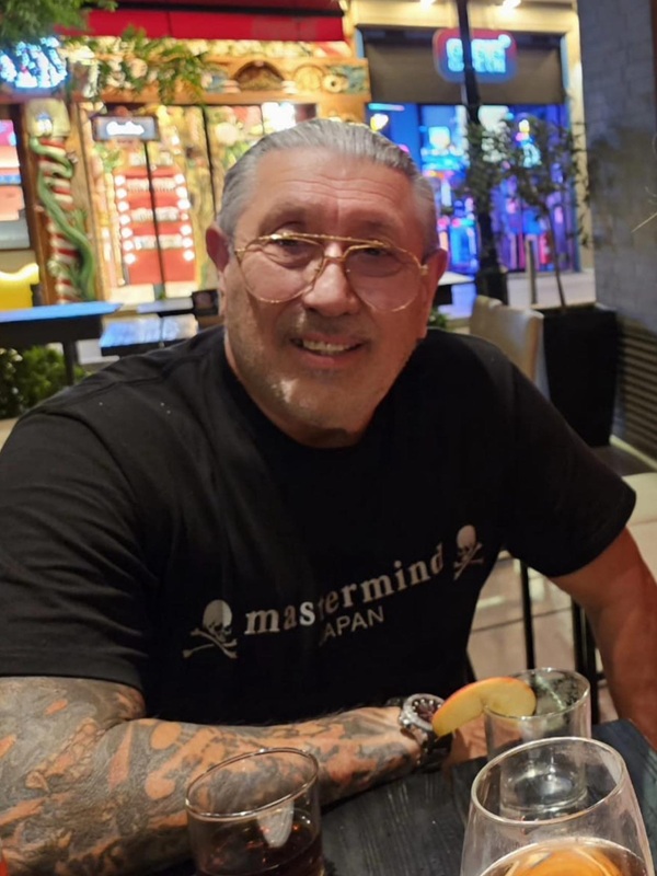 serghei mizil imbracat in tricou negru sta la o masa cu un pahar in fata