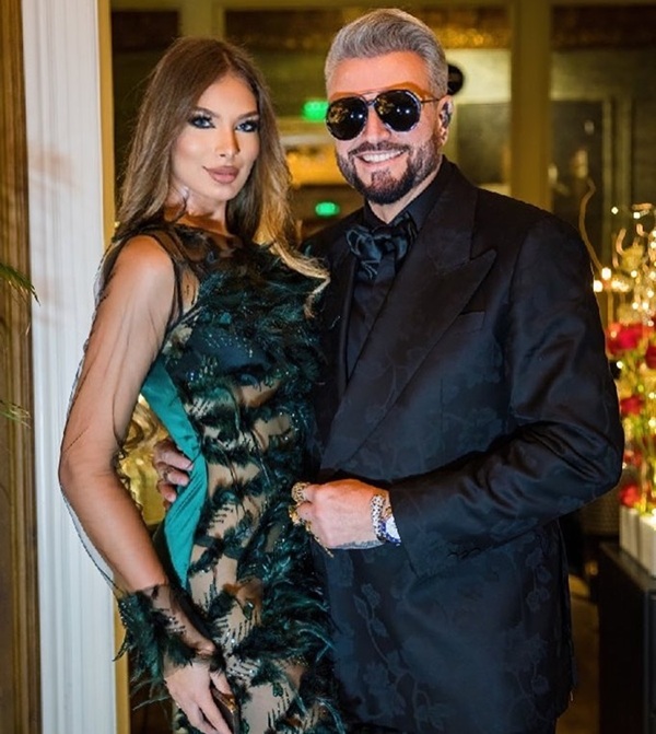 nicolle fota in rochie albastra langa catalin botezatu in costum negru cu ochelari de soare la ochi