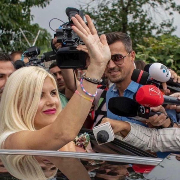 elena udrea inconjurata de microfoane ridica mana in sus