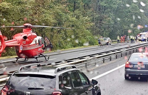 imagini filmate de sus in care se arata mai multe masini pe sosea si un elicopter smurd
