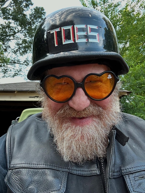 brent hinds cu casca pe cap si ochelari cu lentila galbena in forma de inima la ochi