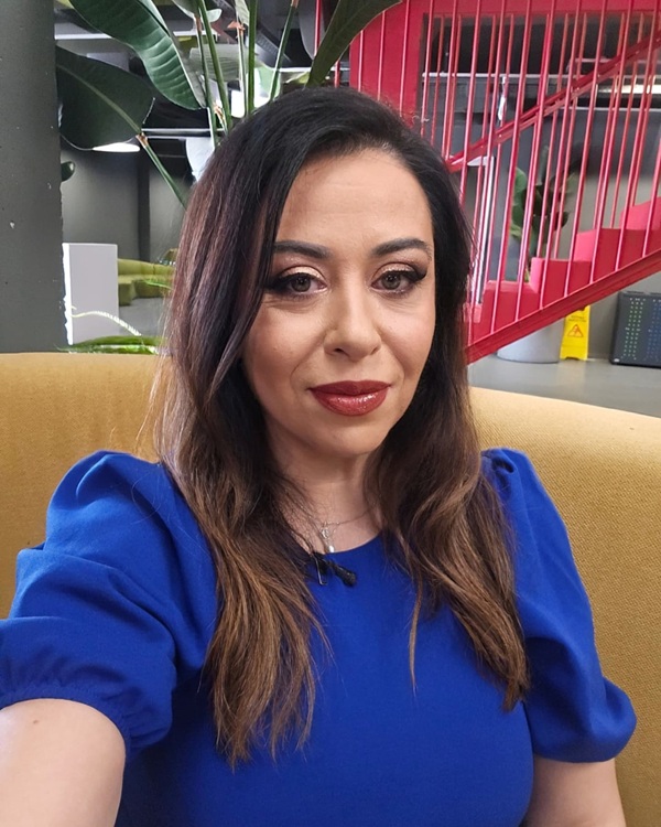 oana roman face selfie imbracata in rochie albastra