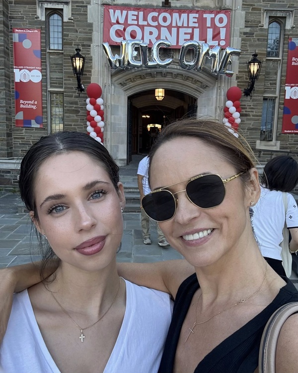 violeta banica si andreea marin cu ochelari de soare la ochi fac selfie langa facultatea din america