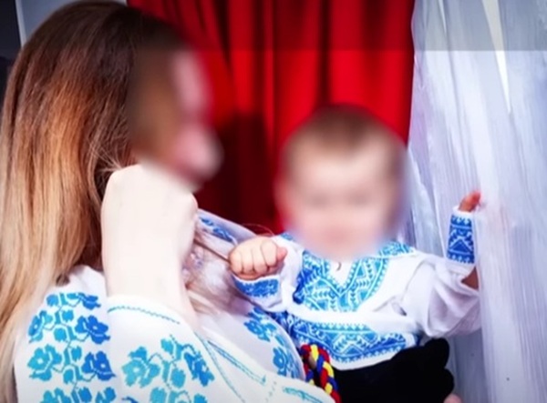 o mama in ie isi tine baietelul in brate cu fetele blurate