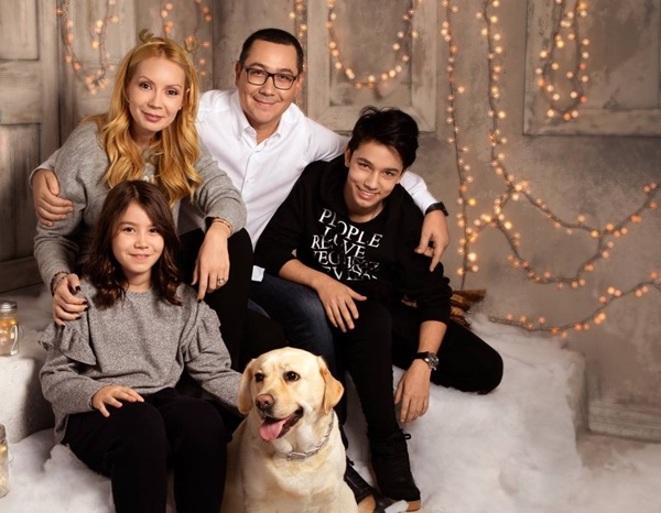 daciana sarbu alaturi de victor ponta, irina fiica lor si fiul lui, andrei, intr-un tablou de familie cu un caine alb