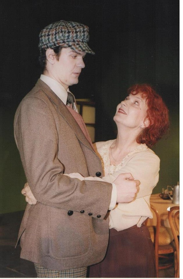 tudor chirila alaturi de mama lui pe scena care il tine in brate