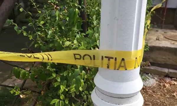 o panglica galbena pe care scrie politia nu trece legata de un stalp