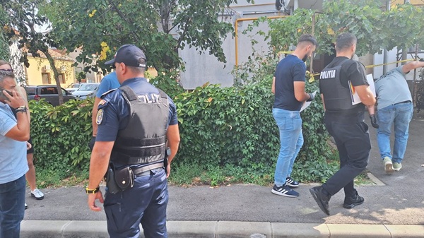mai mulți politisti si oameni ai legii in fata unui bloc unde a avut loc o sinucidere