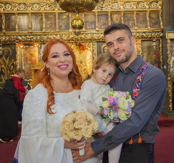 Oana roman alaturi de marius elisei care o tine in brate pe isa cand era mica