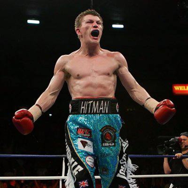 ricky hatton pe ringul de box imbracat doar in pantaloni scurti cu manusi de box in mana