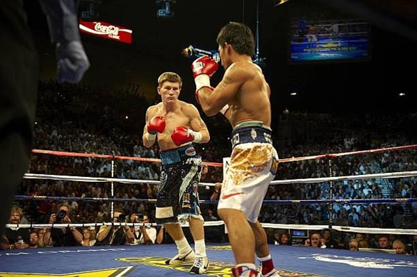 ricky hatton pe ringul de box se lupta cu un oponent