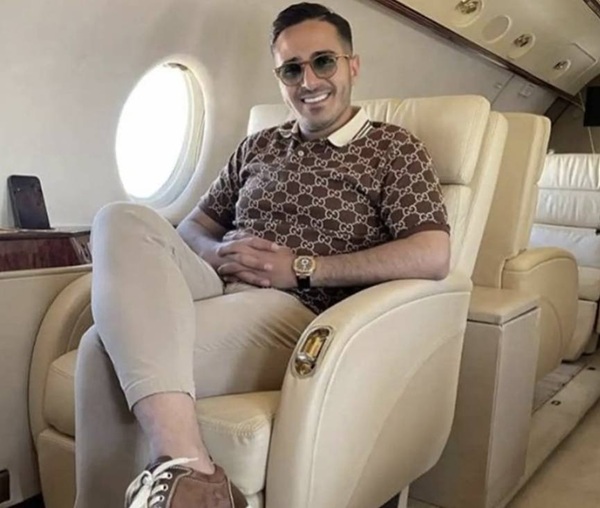 escrocul de pe tinder cu ochelari de soare la ochi in avion