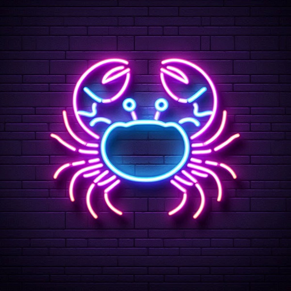 zodia rac reprezentata in culori neon pe un zid de caramizi mov