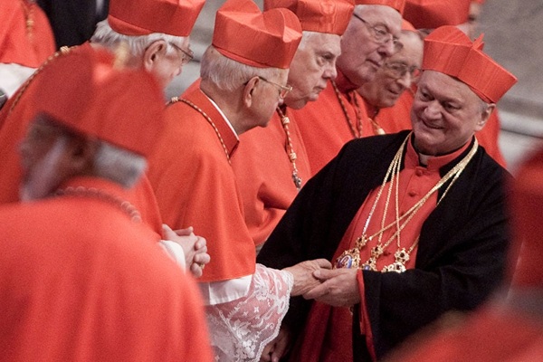 cardinalul lucian muresan intre alti clerici ai bisericii greco catolice imbracati in rosy