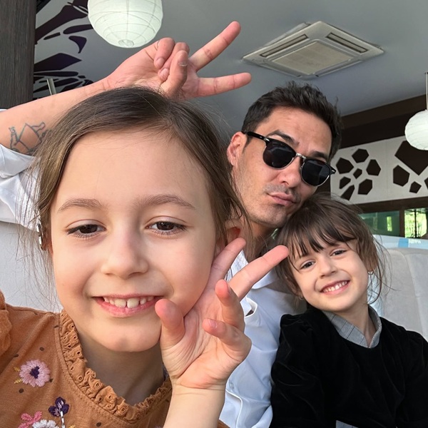 george burcea cu ochelari de soare la ochi alaturi de fiicele lui ella si clara