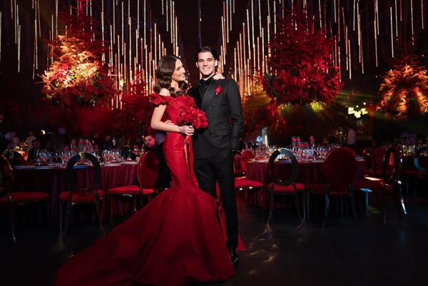 elena hagi in rochie rosie cu trena lunga si ianis hagi in costum negru