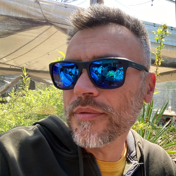 mihai popovici poza din profil cu ochelari la ochi