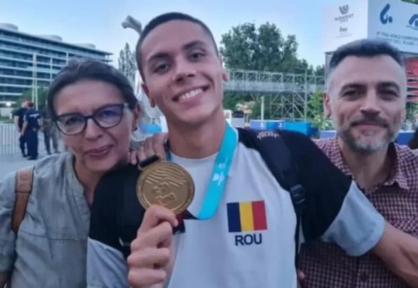 david popovici tine o medalie in mana alaturi de mama si de tatal sau