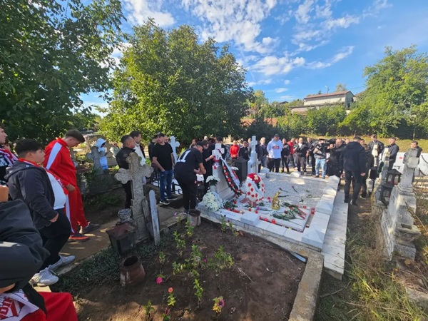 suporteri stransi la mormantul lui catalin hîldan
