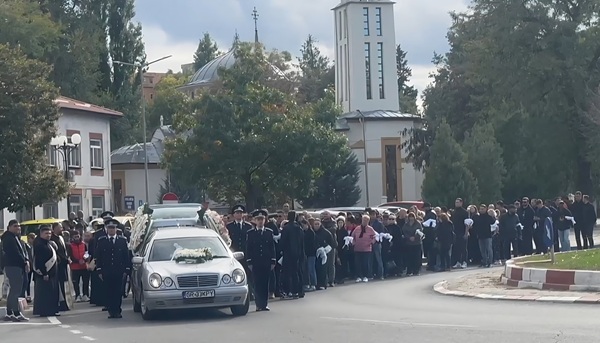 cortegiu funerar dupa o masina funerara 