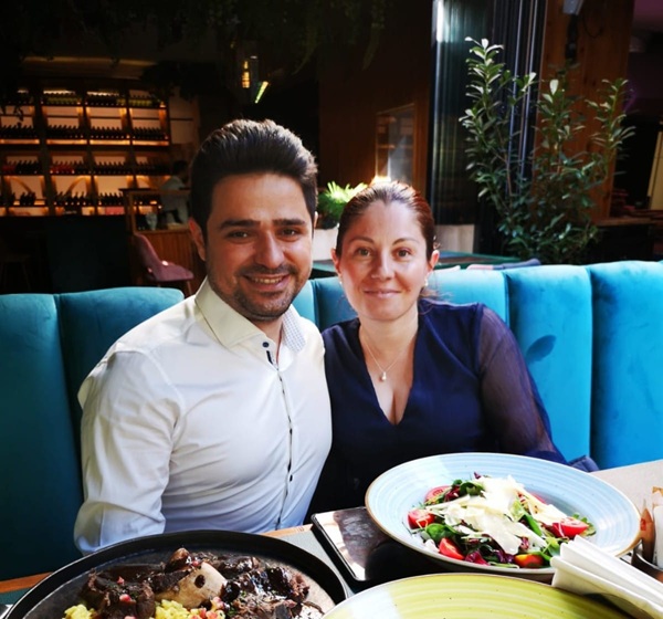 medicul corina aricescu sta la masa cu sotul ei intr-un restaurant