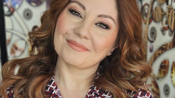 medicul corina aricescu cu parul lung desprins