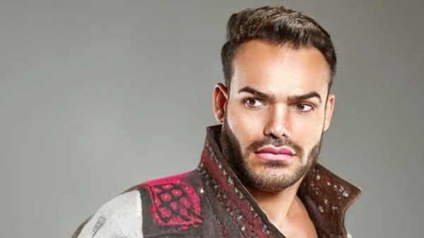 emilio garcia in tricou alb si vesta de culoare maro