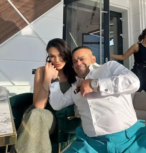 karmen minune sta alaturi de tatal ei adrian minune in camasa alba