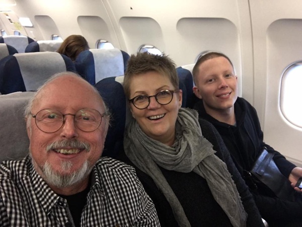 crina mardare alaturi de fiul ei si de misu cernea in avion