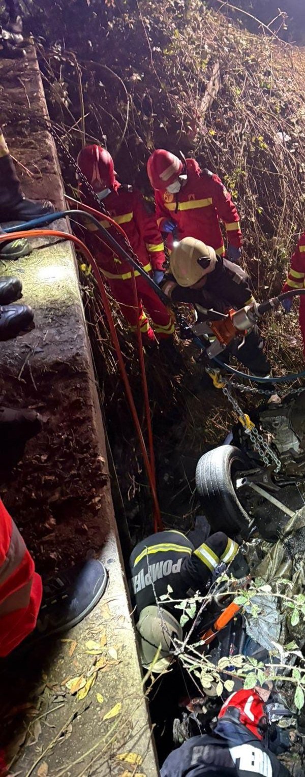 imagini de la locul unui accident rutier cu pompieri in actiune