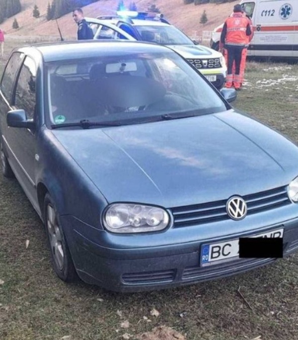 masina gri cu numerele acoperite pe un teren viran