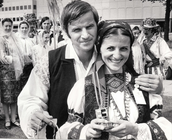 iustina crisan dejeu in costum popular alaturi de sotul ei in poza alb negru