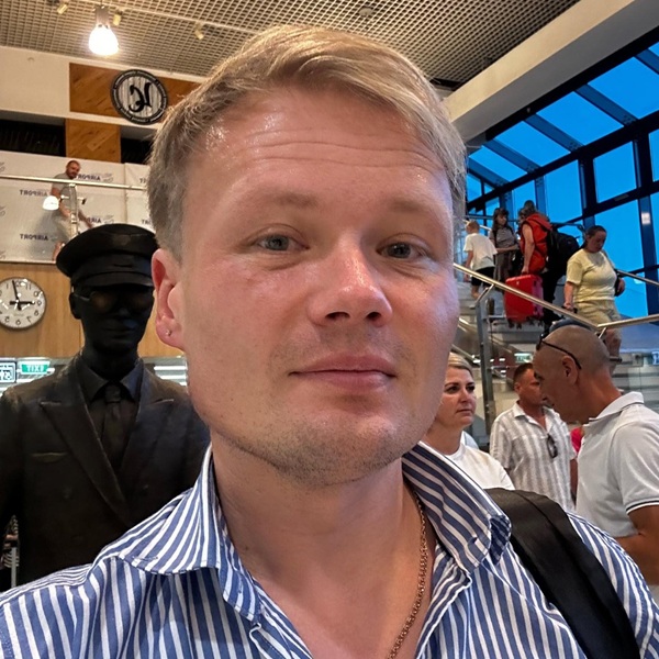 sergiu teleseu imbracat in camasa albastra face un selfie