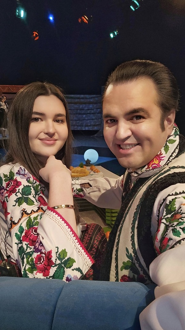 igor si diana cuciuc imbracati in costume populare fac selfie