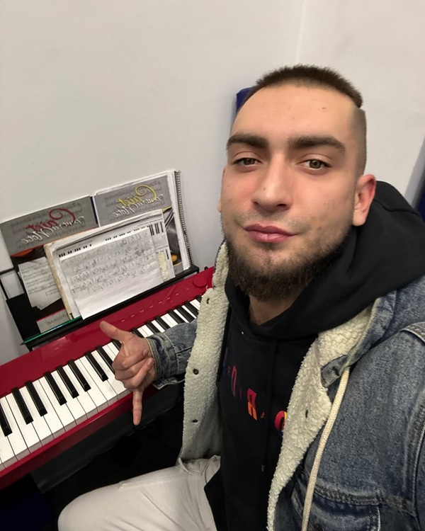 cristian botgros face un selfie cum canta la pian