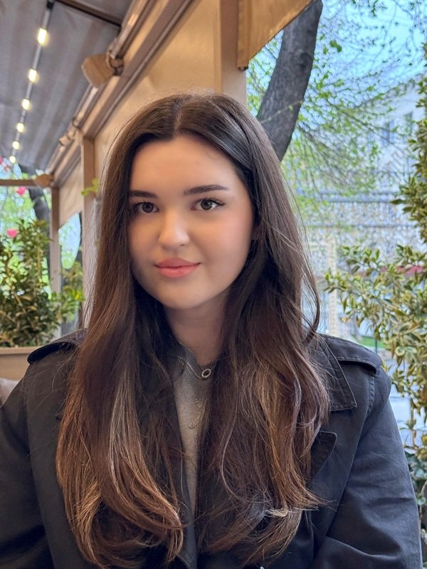 Andreea cuciuc cu parul desprins imbracata in negru