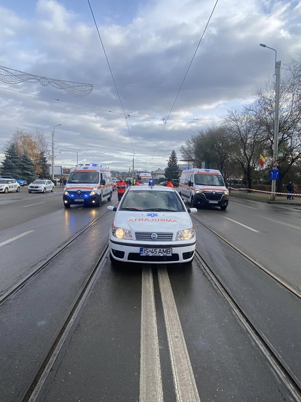 trei ambulante cu numere de iasi pe sosea