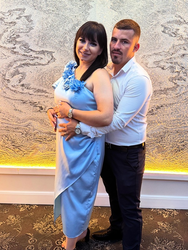 sorin tache isi tine in brate sotia insarcinata imbracata in rochie lunga albastra