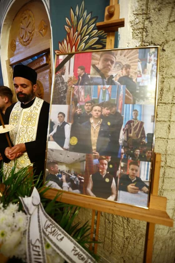 colaj foto cu un tanar pus intr-o biserica