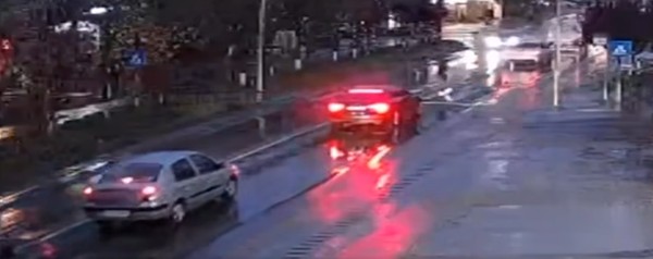 fata traverseaza strada seara in comuna tomesti iasi