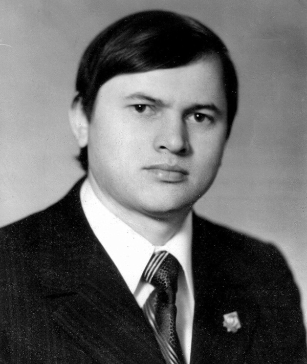 fotografie cu ilie ilascu alb negru in costum negru si camasa alba