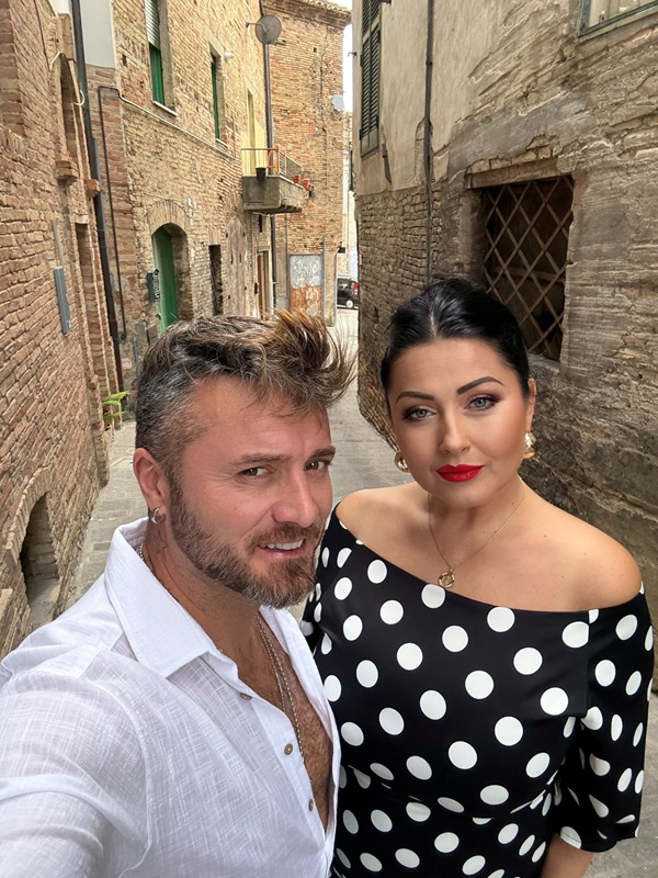 gabriela cristea in rochie neagra cu buline albe alaturi de sotul ei in camasa alba