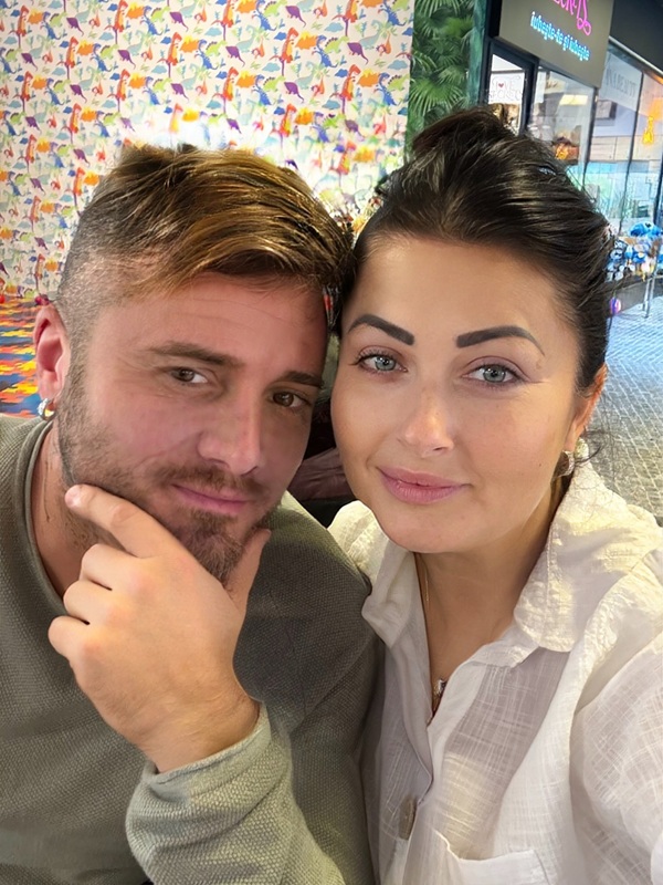 gabriela cristea imbracata in alb alaturi de sotul ei tavi clonda