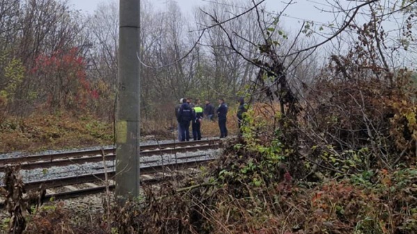 politisti stransi langa locul accidentului pe o cale ferata in bacau